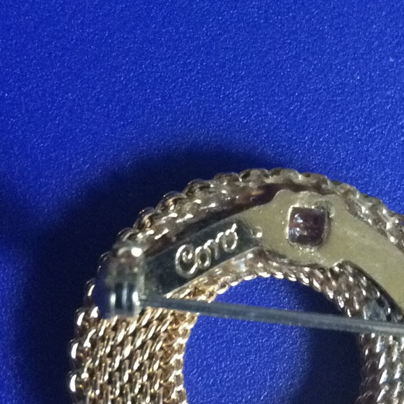 Coro gold brooch - Picture 5 of 6
